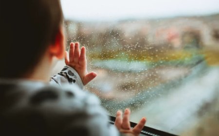 Атырауда екі жастағы бала терезеден құлап ажал құшты