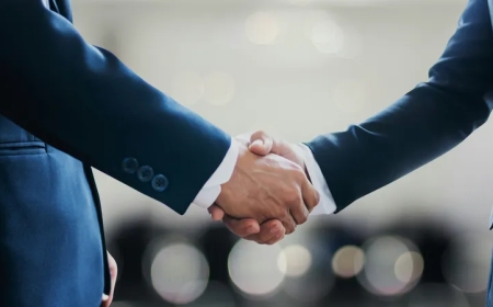 Ер адам қол ұстасып жүруі ЛГБТ-ны насихаттау болып санала ма?