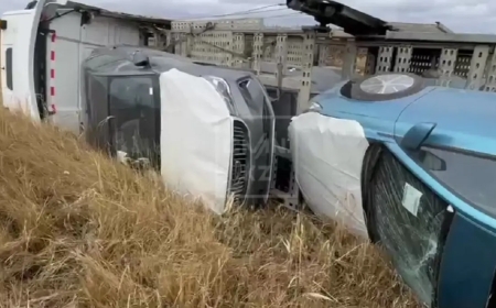 Ақмола облысында су жаңа автомобильдер тиеген көлік аударылды (ВИДЕО)