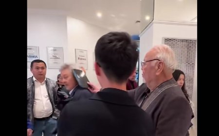 «Ерсі қылық көрсетті»: Асанәлі Әшімов шәкіртінің басынан қойып қалды (ВИДЕО)