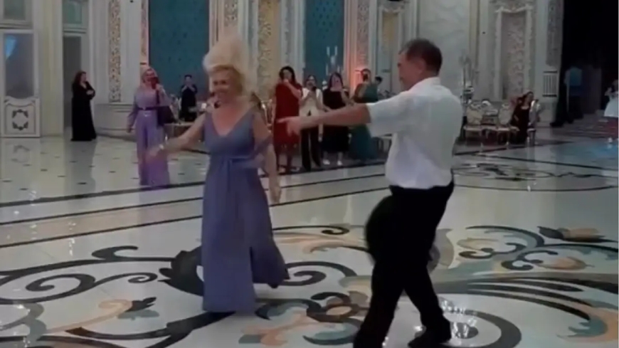 «Ұятты жерінің бәрі көрінді»: Тойда билеген әйел жұрттан оңбай сөз естіді (ВИДЕО)