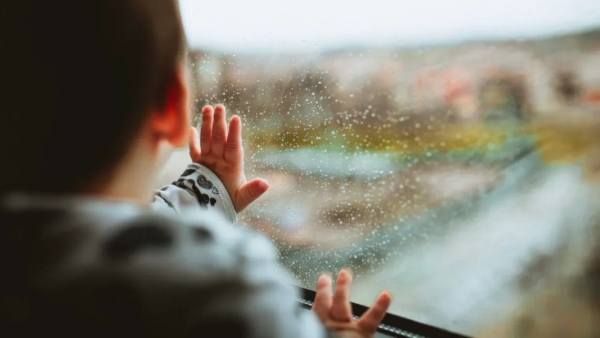 Атырауда екі жастағы бала терезеден құлап ажал құшты