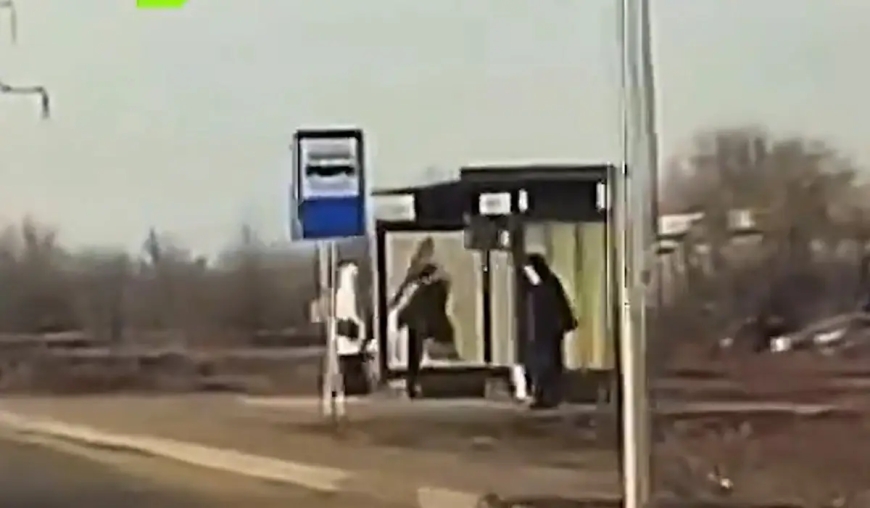 Ақтөбелік тұрғын әйелімен ренжісіп, аялдаманы сындырып тастады (ВИДЕО)