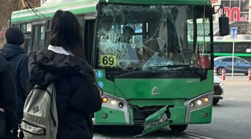 Зардап шеккендер бар: Алматыда екі автобус соқтығысып қалды (ВИДЕО)