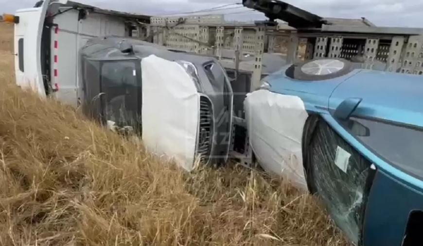 Ақмола облысында су жаңа автомобильдер тиеген көлік аударылды (ВИДЕО)