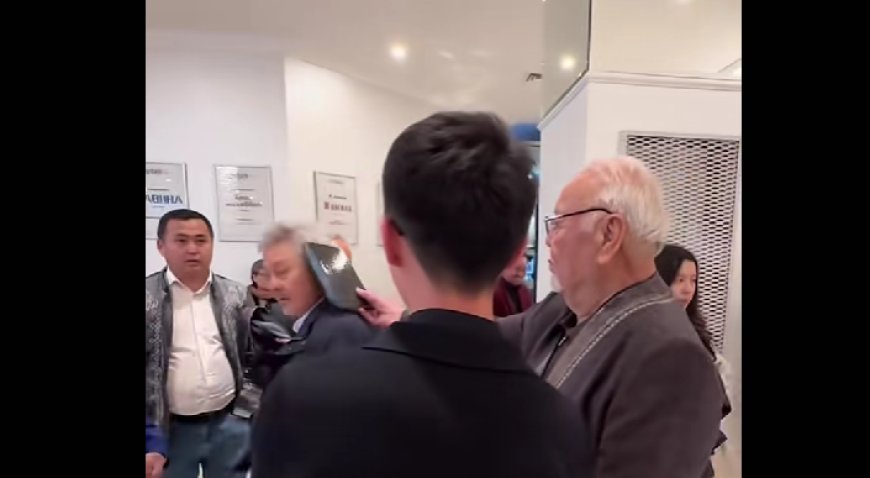 «Ерсі қылық көрсетті»: Асанәлі Әшімов шәкіртінің басынан қойып қалды (ВИДЕО)