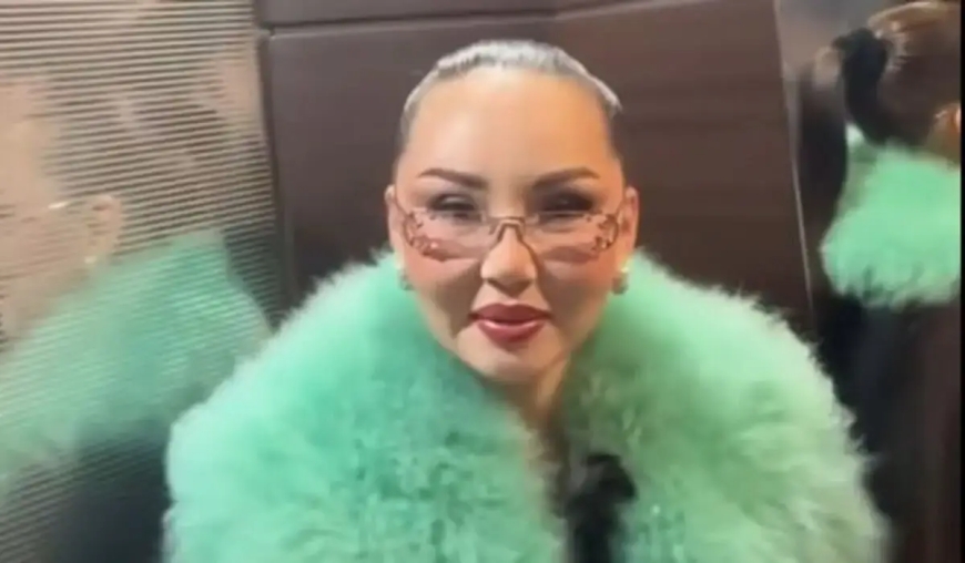 «Бәрібір Есентаева болып қалды»: Баян Мақсатқызы лифт ішінде ыңғайсыз жағдайға қалды (ВИДЕО)