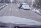 Ақтөбеде оқушыны қаққан жүргізушіні әйел ұрып тастады