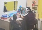«Жүйкең шыдамаса, кетсеңші»: Қарағандыда логопед баланы ұрған (ВИДЕО)