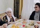 «Қара шаңырақтамын»: Мақпал Жүнісова қарт анасын көрсетті (ВИДЕО)