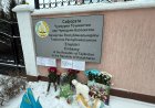 10 жастағы тәжік баланың өлімі: қазақстандықтар Тәжікстан елшілігіне гүл шоқтарын қойып жатыр