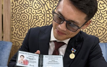 «Лайық емессің!»: Қазақстанның еңбек сіңірген қайраткері атанған Еркебұлан Тоқтарды жұрт сынап жатыр