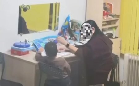 «Жүйкең шыдамаса, кетсеңші»: Қарағандыда логопед баланы ұрған (ВИДЕО)