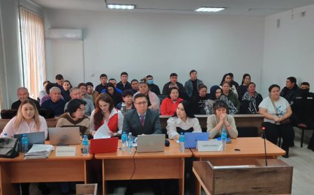 «Ұрып-соғып, атпен сүйреген»: Айзат Жұманованың күйеуі әкесінің көлігінде асылып қалмақ болған