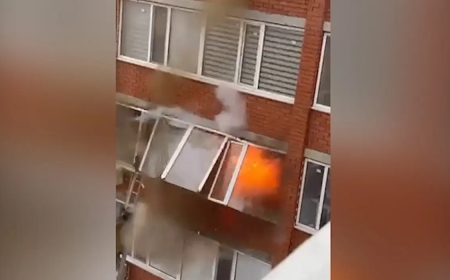 Оралда көпқабатты үйде жарылыс болып, балконның күл-талқаны шықты (ВИДЕО)