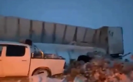 «Тегін болса, жетіп барады»: Маңғыстауда йогурт тиелген жүк көлігі аударылып, жүргізуші тауарды тегін таратты