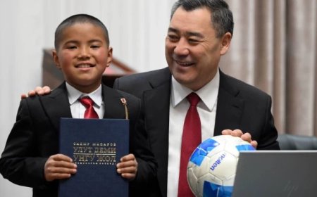 Қырғызстан Президенті қар кешіп мектепке барған оқушыға өз телефонын сыйлады (ВИДЕО)