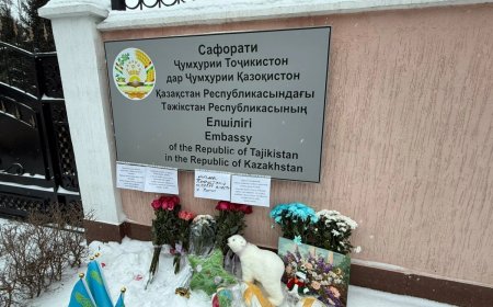10 жастағы тәжік баланың өлімі: қазақстандықтар Тәжікстан елшілігіне гүл шоқтарын қойып жатыр