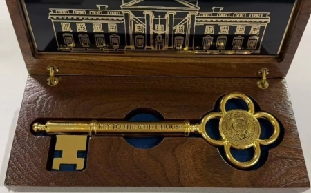 Дональд Трамп Қасым-Жомарт Тоқаевқа Ақ үйдің символикалық кілтін сыйға тартты