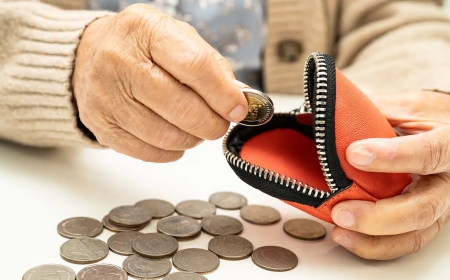 «Жаңа жылға дейін көп зейнетақы түседі»: Еңбекмин қарияларға шұғыл ақпарат таратты