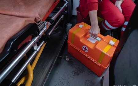 «Бірнеше метрге лақтырып жіберген»: Өскеменде тұрғынды подъездің есігінен ток ұрды