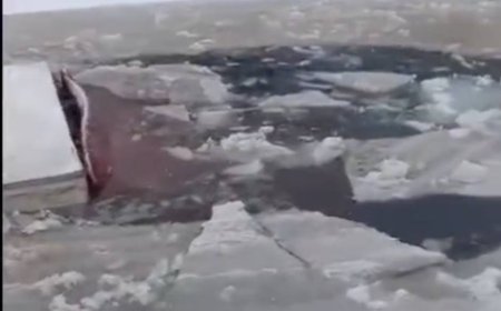 Оралда жүк көлігі мұз астына түсіп кетті