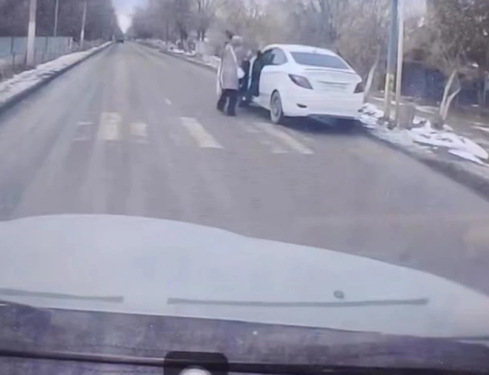 Ақтөбеде оқушыны қаққан жүргізушіні әйел ұрып тастады