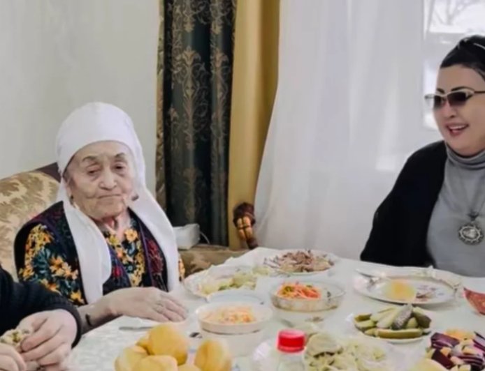 «Қара шаңырақтамын»: Мақпал Жүнісова қарт анасын көрсетті (ВИДЕО)