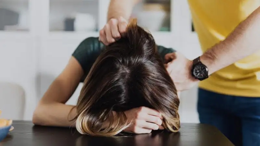 «Саусақтарын, қолдарын тіліп тастаған»: Қызылордада 15 жастағы қызды зорлаған студент оған үйленгеннен кейін де қорлап келген