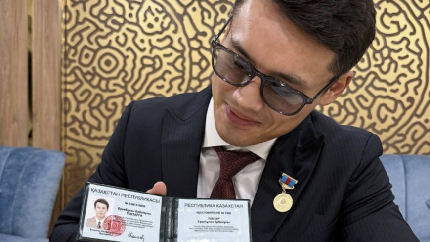 «Лайық емессің!»: Қазақстанның еңбек сіңірген қайраткері атанған Еркебұлан Тоқтарды жұрт сынап жатыр