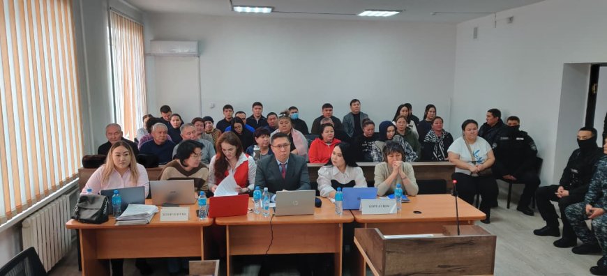 «Ұрып-соғып, атпен сүйреген»: Айзат Жұманованың күйеуі әкесінің көлігінде асылып қалмақ болған