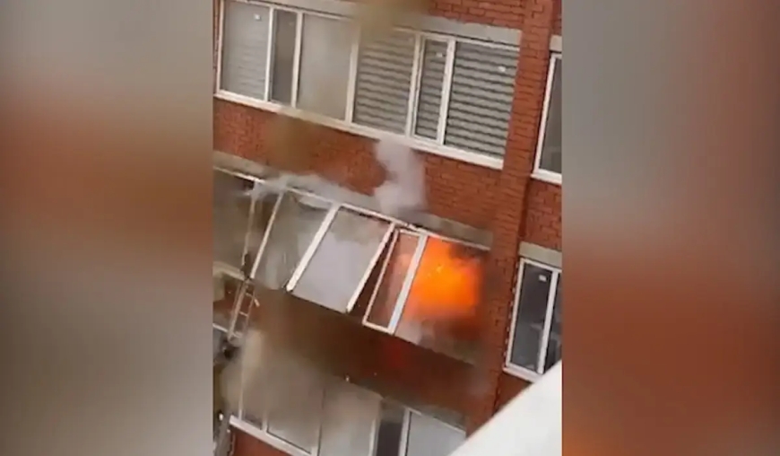 Оралда көпқабатты үйде жарылыс болып, балконның күл-талқаны шықты (ВИДЕО)