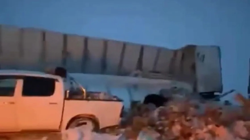 «Тегін болса, жетіп барады»: Маңғыстауда йогурт тиелген жүк көлігі аударылып, жүргізуші тауарды тегін таратты