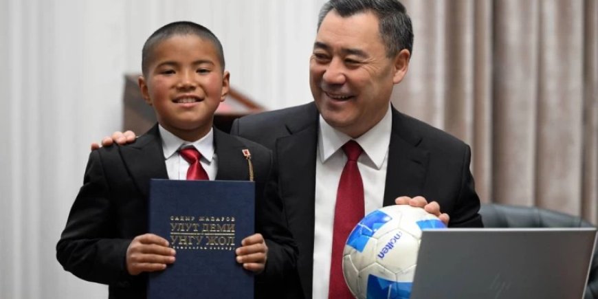 Қырғызстан Президенті қар кешіп мектепке барған оқушыға өз телефонын сыйлады (ВИДЕО)