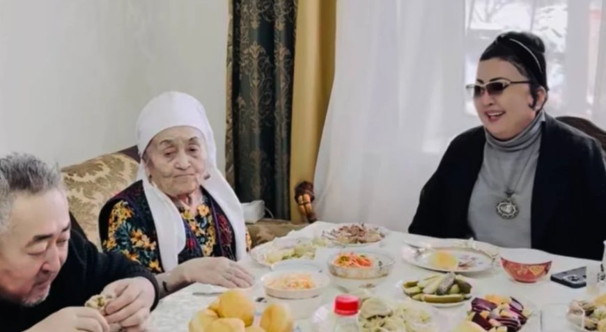 «Қара шаңырақтамын»: Мақпал Жүнісова қарт анасын көрсетті (ВИДЕО)