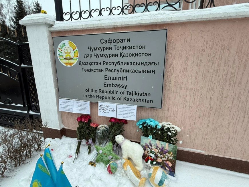 10 жастағы тәжік баланың өлімі: қазақстандықтар Тәжікстан елшілігіне гүл шоқтарын қойып жатыр