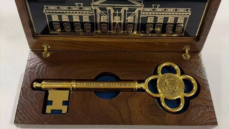 Дональд Трамп Қасым-Жомарт Тоқаевқа Ақ үйдің символикалық кілтін сыйға тартты