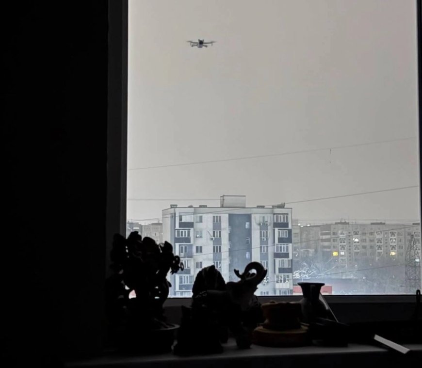 «Қорыққаннан қалшылдап кеттім»: Алматылық бойжеткенді 9-қабаттың терезесінен дронмен аңдыған