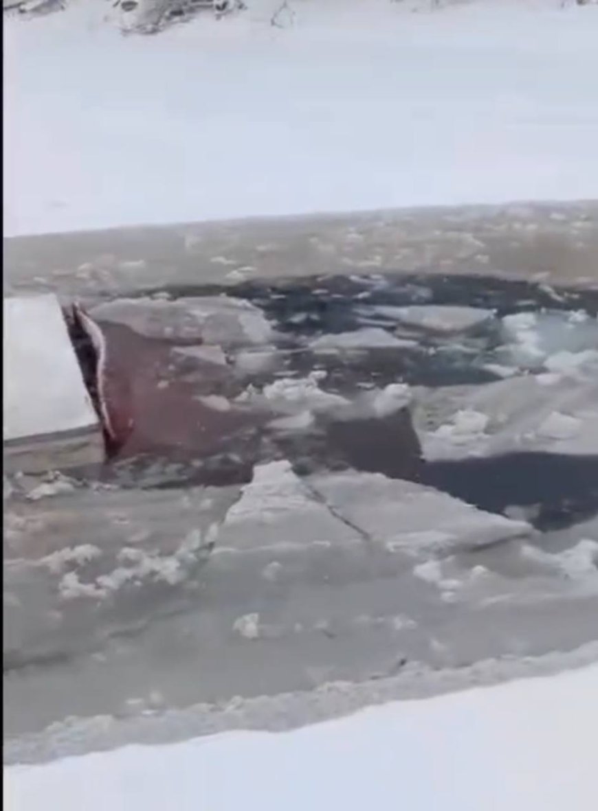 Оралда жүк көлігі мұз астына түсіп кетті