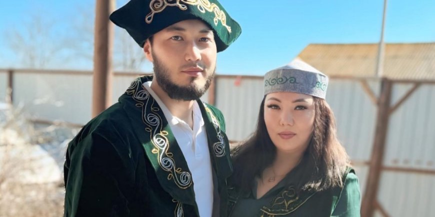 Ресейдегі қазақ отбасы соғысқа қатысқандарға берілген сыйлықты көрсетіп сынға қалды