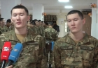 «Бір ротада қызмет етеміз»: Оралда үш егіз жігіт әскер қатарына алынды
