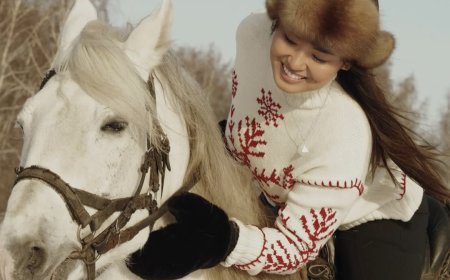 «Қазақтың қайсар қызы»: Тұрсынбектің екінші әйелі атқа мініп көпшіліктің назарын аударды(ВИДЕО)