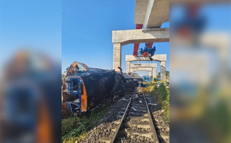 Таиландта пойыздың үстіне кран құлап, 20-дан астам адам қаза тапты