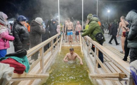 Астанада Крещение мерекесіне орай ұйымдастырылған жаппай шомылу рәсіміне жүздеген адам қатысуда