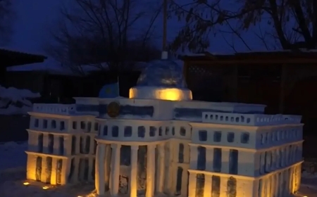 «5 тоннадай қар кеткен»: БҚО тұрғыны қардан Ақорданың макетін жасап шықты