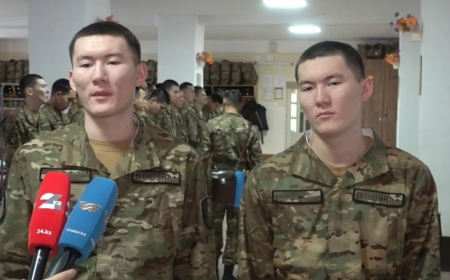 «Бір ротада қызмет етеміз»: Оралда үш егіз жігіт әскер қатарына алынды