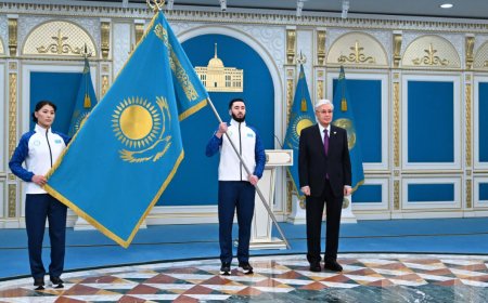 Тоқаев Қысқы Олимпиада ойындарына қатысатын спортшыларға Мемлекеттік туды тапсырды