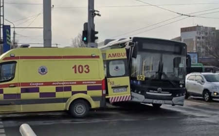 Алматыда автобус жүргізушісі тізгінде келе жатып көз жұмды