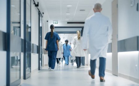 «Қателігін жасыру үшін ота жасаған»: жас босанған ана дәрігерлердің салғырттығын айтып, шағымданды