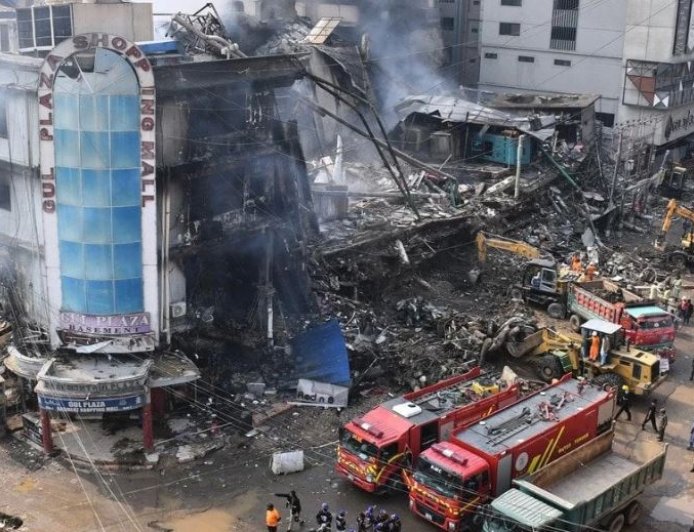 60 адам қаза тапты: Пәкістанда сауда орталығы отқа оранды